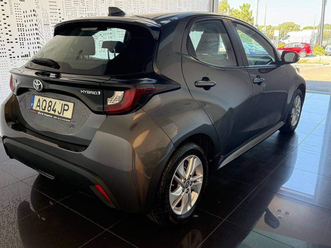 toyota-yaris-2022-hibrido-a-gasolina-1490cc