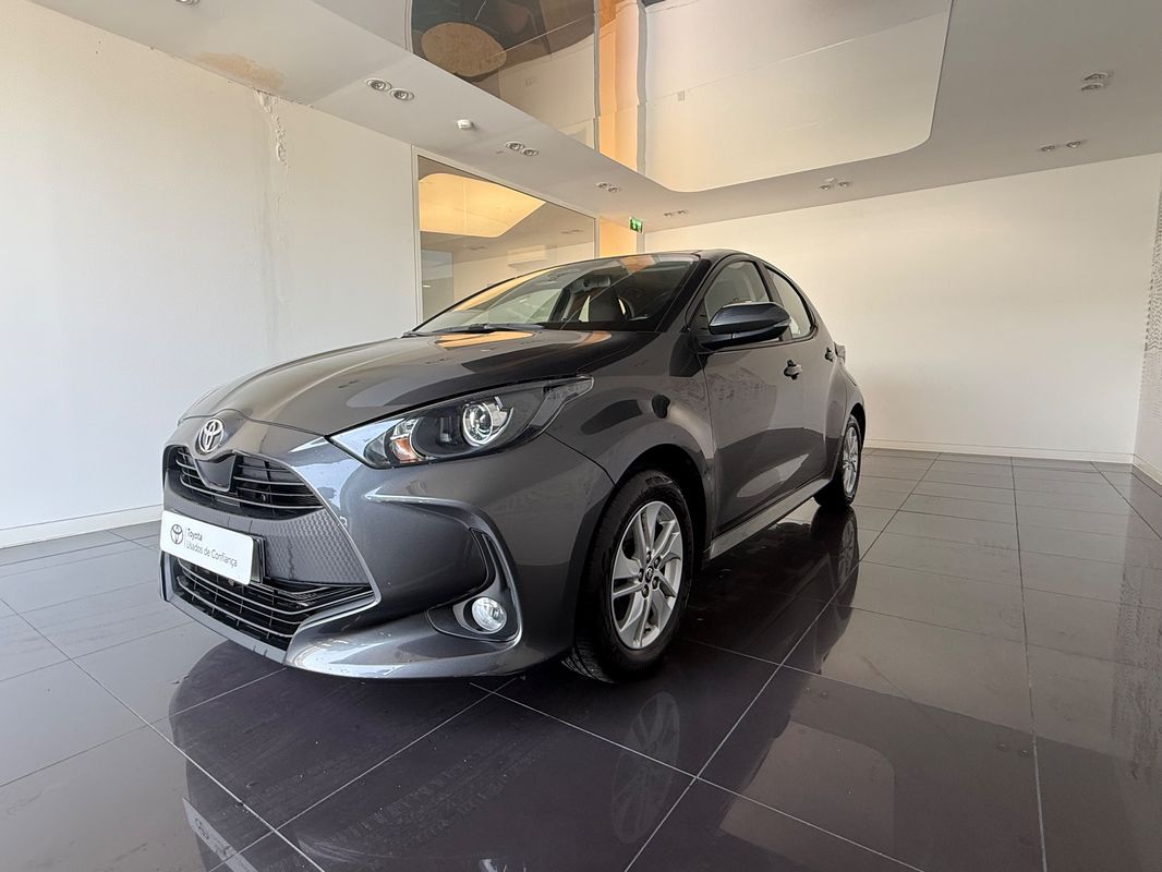 toyota-yaris-2024-hibrido-a-gasolina-1490cc