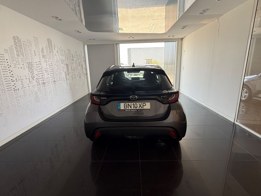 toyota-yaris-2024-hibrido-a-gasolina-1490cc