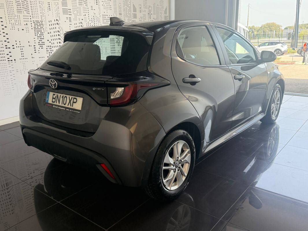 toyota-yaris-2024-hibrido-a-gasolina-1490cc