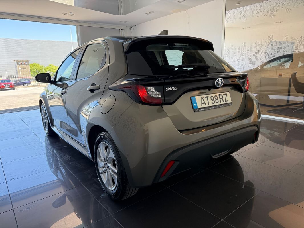 toyota-yaris-2022-hibrido-a-gasolina-1490cc
