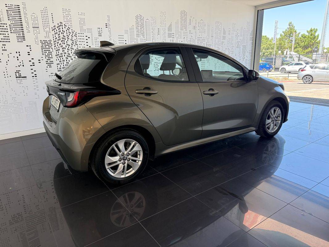 toyota-yaris-2022-hibrido-a-gasolina-1490cc