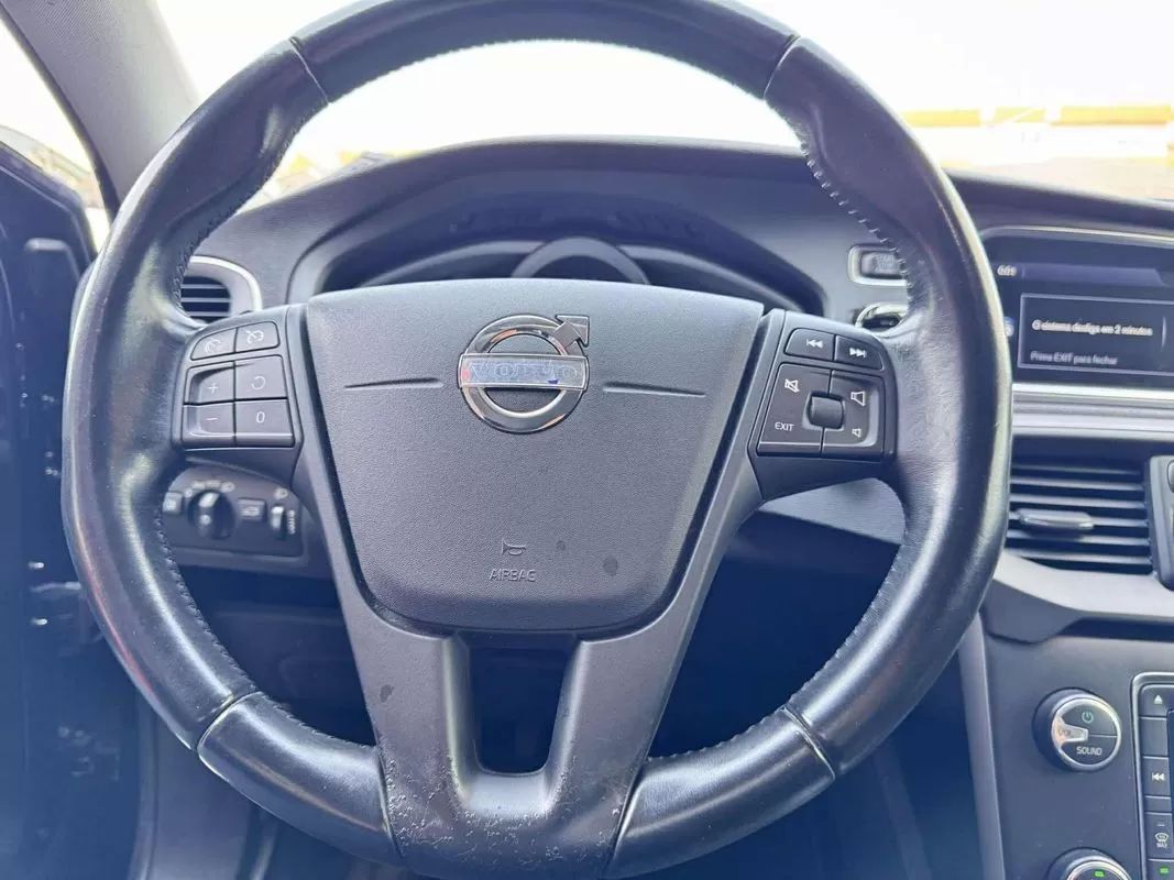 volvo-v40-cross-country-2014-diesel-1560cc