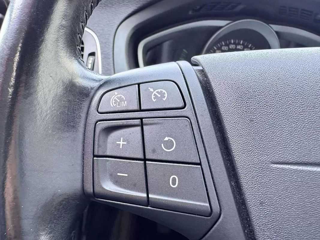 volvo-v40-cross-country-2014-diesel-1560cc