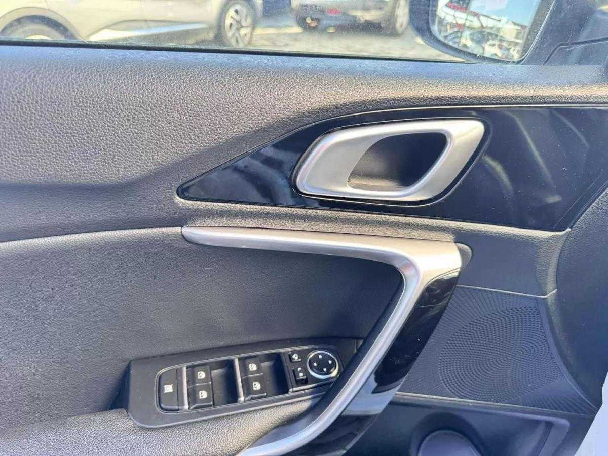 kia-ceed-sw-2023-hibrido-1580cc