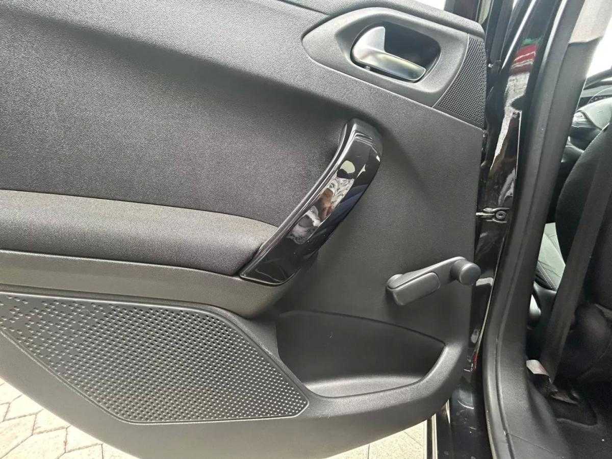 peugeot-208-2014-gasolina-1199cc