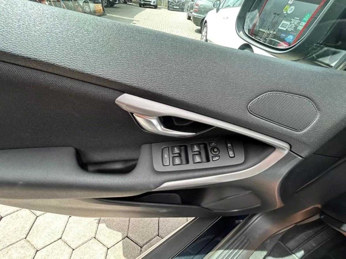 volvo-v40-cross-country-2014-diesel-1560cc