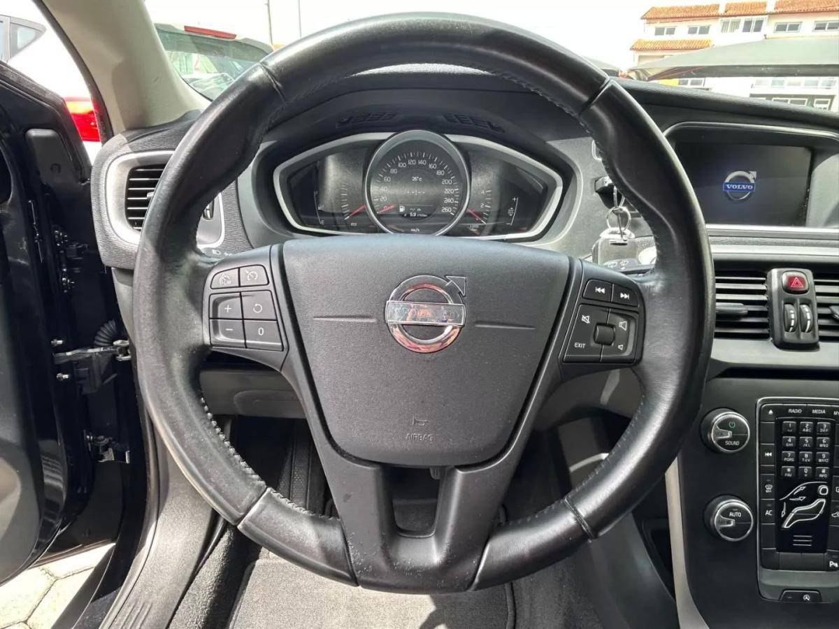 volvo-v40-cross-country-2014-diesel-1560cc
