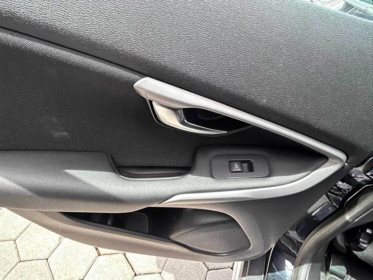 volvo-v40-cross-country-2014-diesel-1560cc
