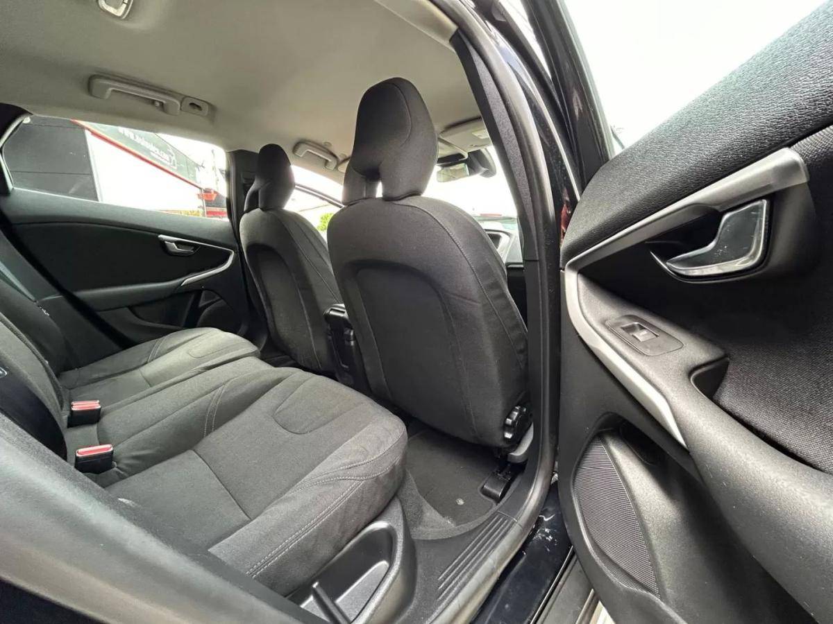 volvo-v40-cross-country-2014-diesel-1560cc