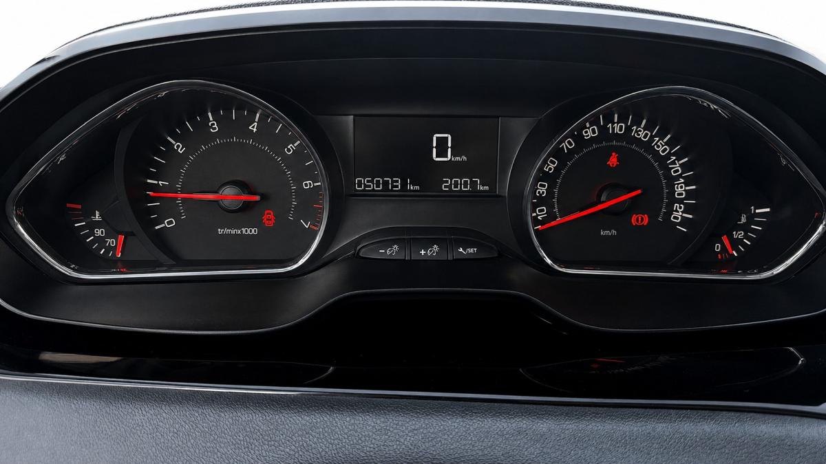 peugeot-208-2015-gasolina-1199cc