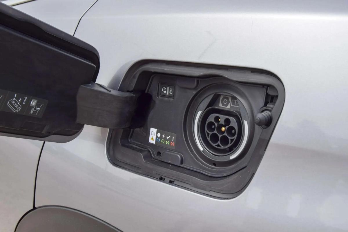 peugeot-3008-2023-hibrido-a-gasolina-1598cc