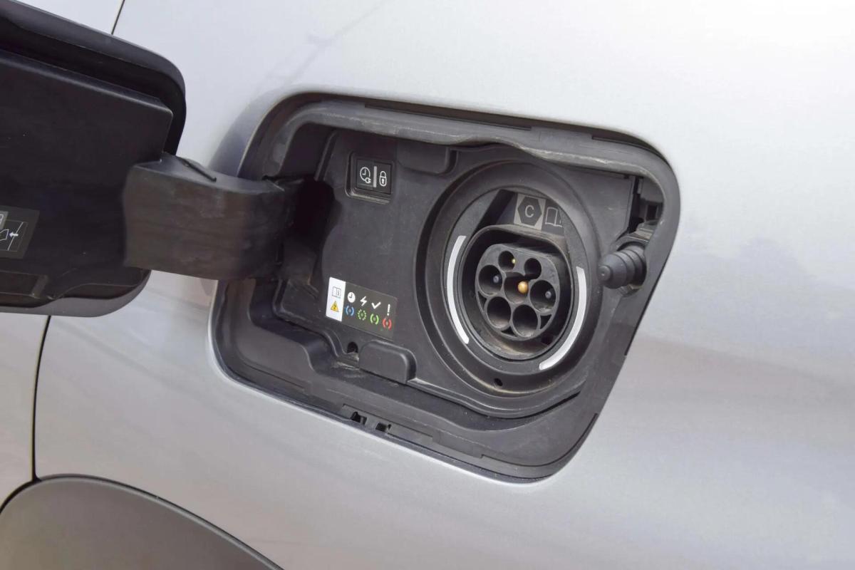 peugeot-3008-2023-hibrido-a-gasolina-1598cc