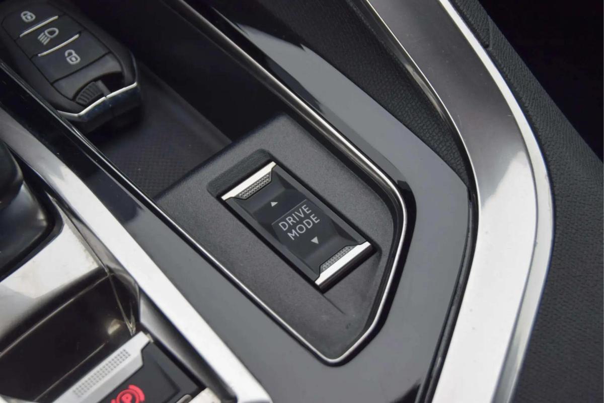 peugeot-3008-2023-hibrido-a-gasolina-1598cc