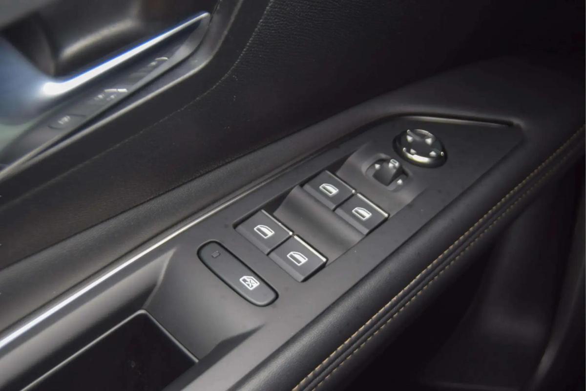 peugeot-3008-2023-hibrido-a-gasolina-1598cc