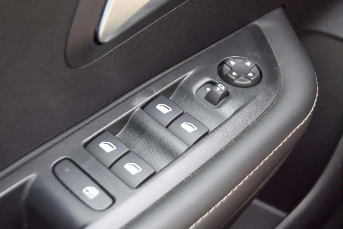 peugeot-208-2025-gasolina-1199cc