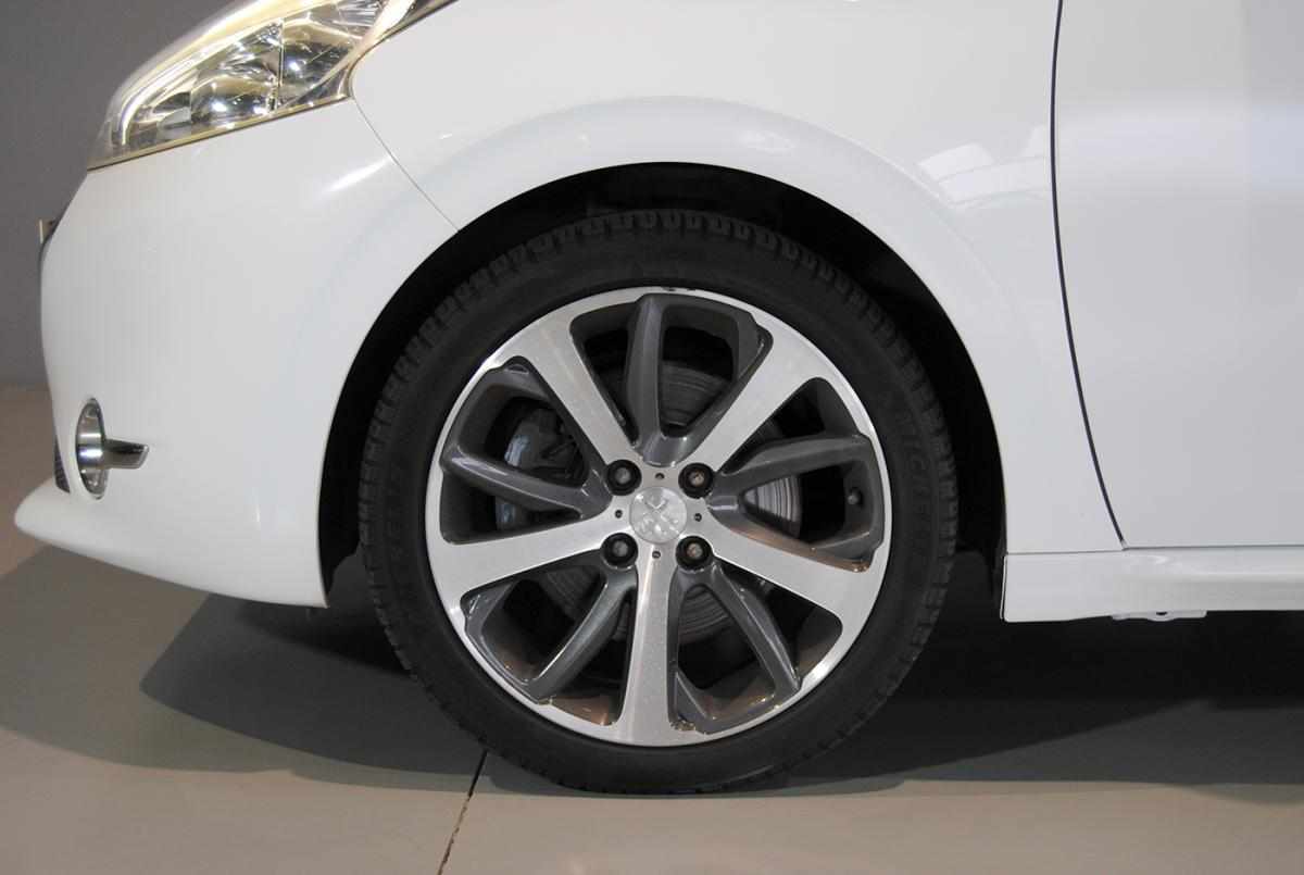 peugeot-208-2013-gasolina-1598cc