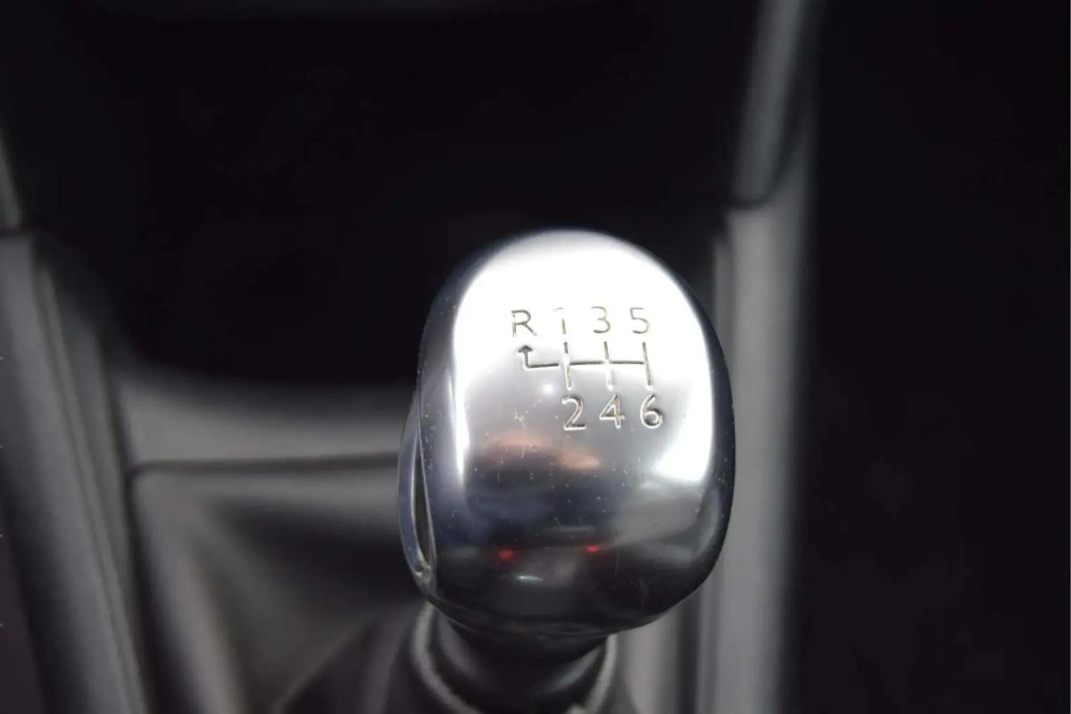peugeot-208-2013-gasolina-1598cc