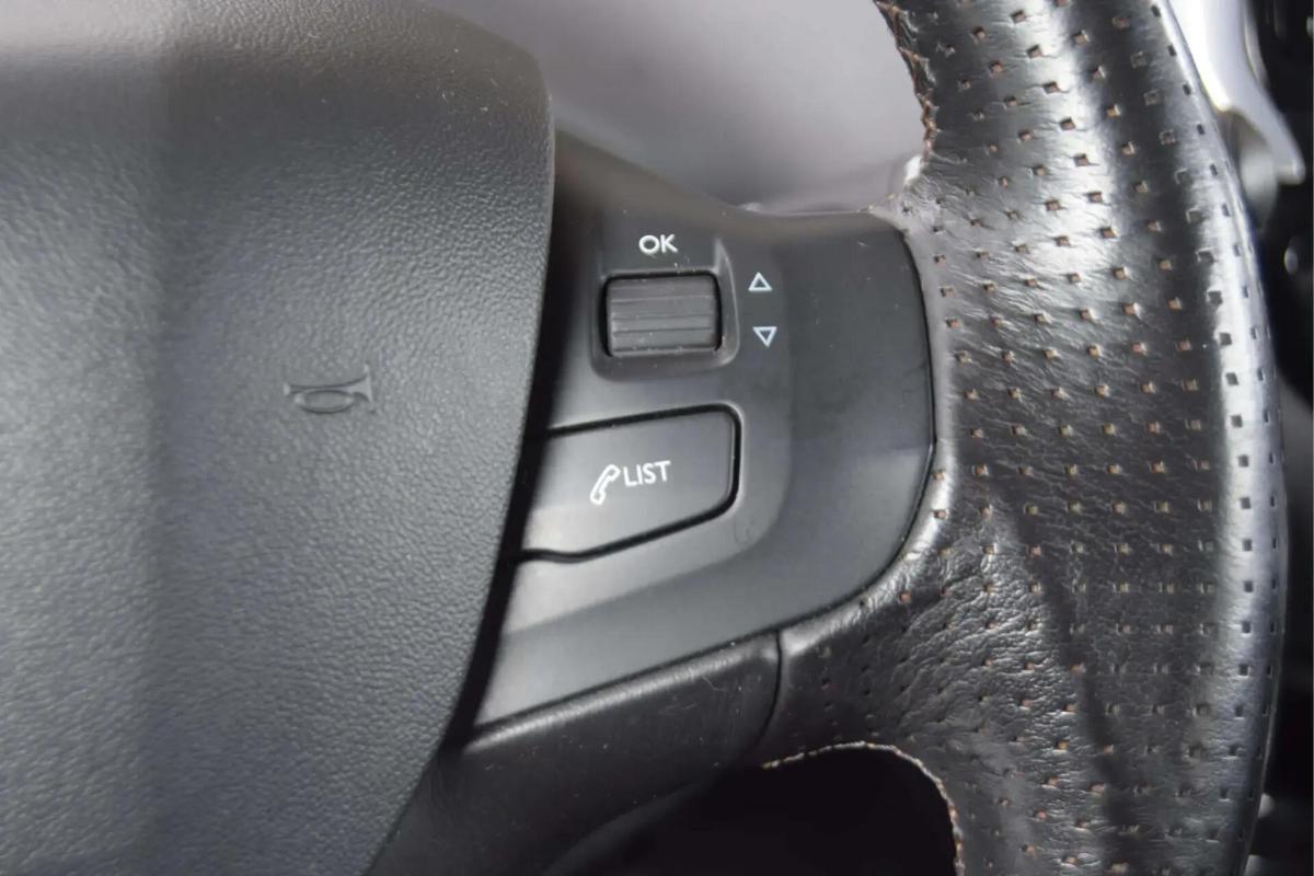 peugeot-208-2013-gasolina-1598cc
