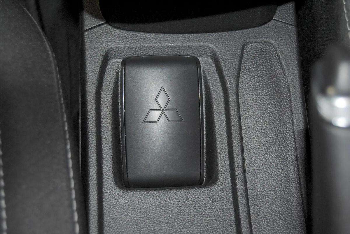 mitsubishi-colt-2024-gasolina-999cc