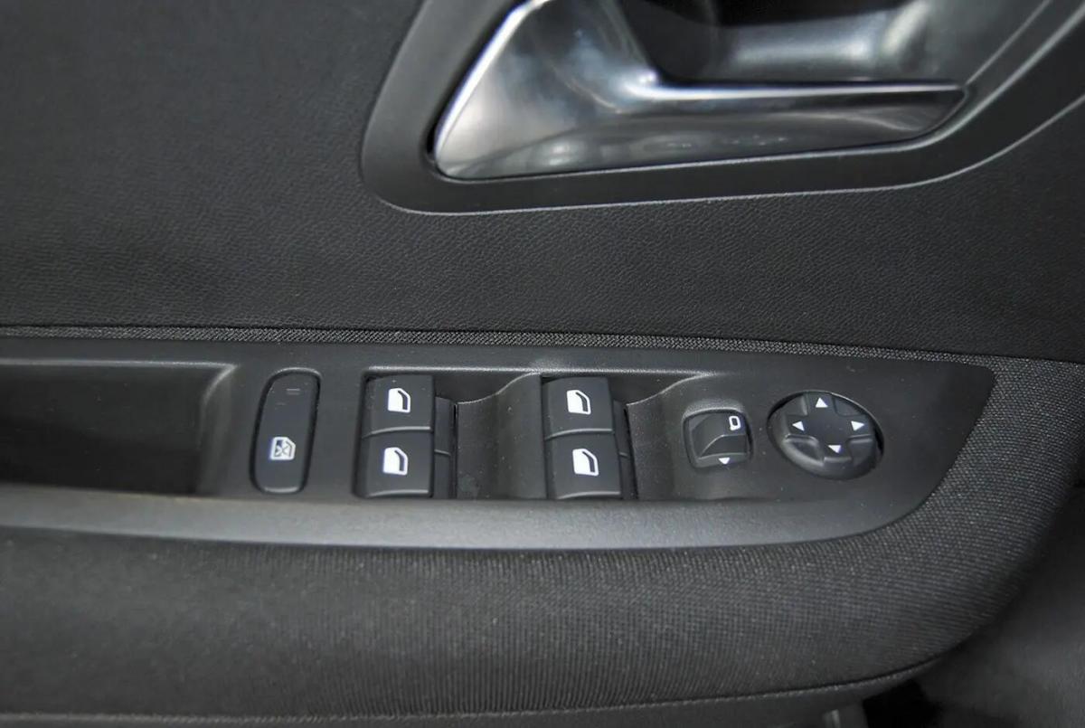 peugeot-208-2024-gasolina-1199cc