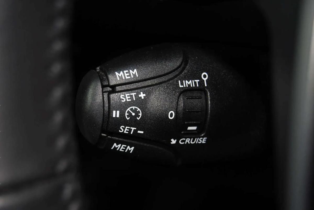 peugeot-208-2025-hibrido-a-gasolina-1199cc