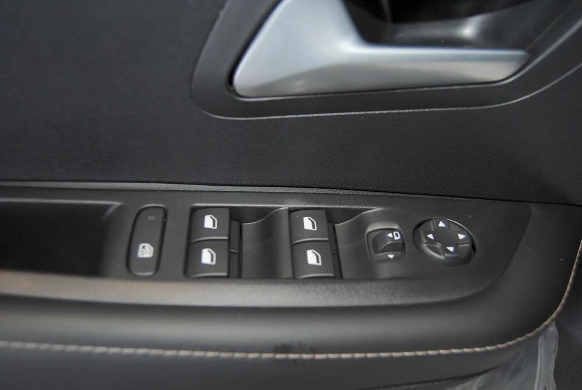 peugeot-208-2025-gasolina-1199cc
