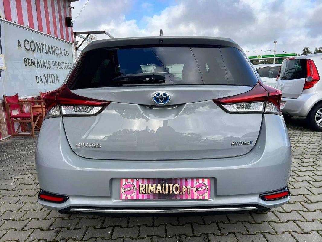 toyota-auris-2018-hibrido-a-gasolina-1798cc