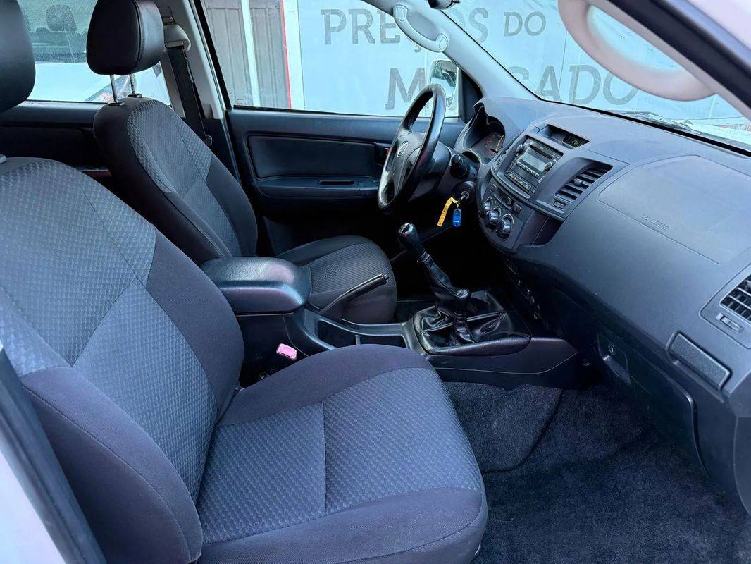 toyota-hilux-2015-diesel-2494cc