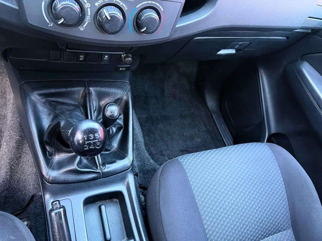 toyota-hilux-2015-diesel-2494cc