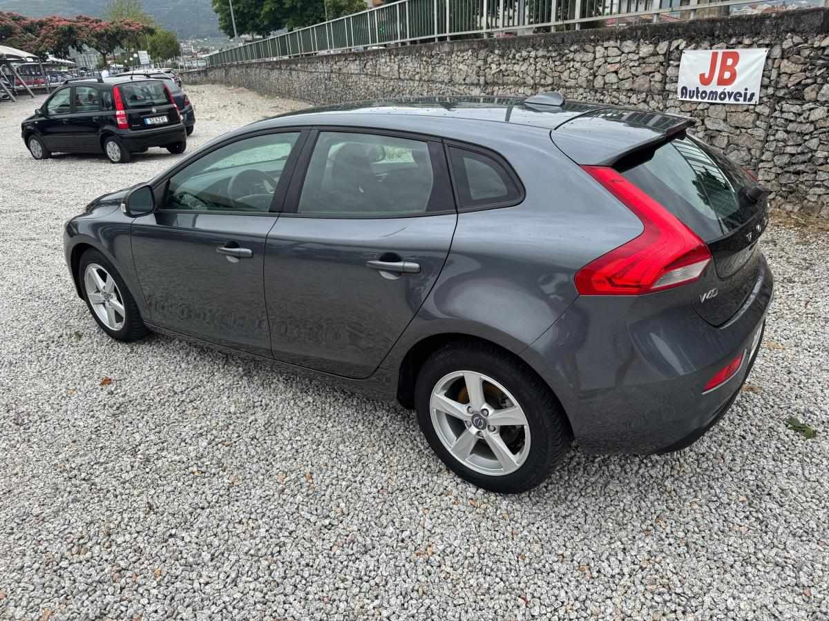 volvo-v40-2015-diesel-1560cc