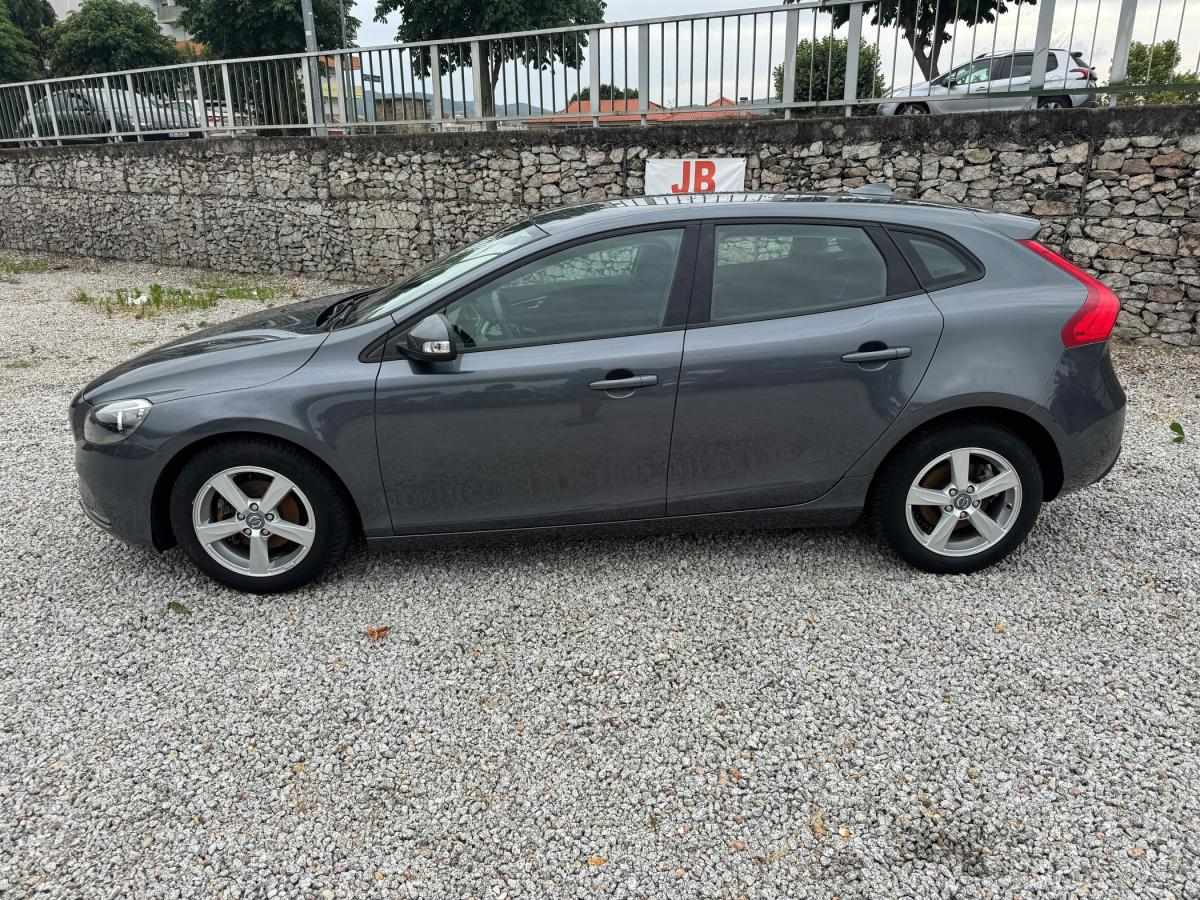 volvo-v40-2015-diesel-1560cc