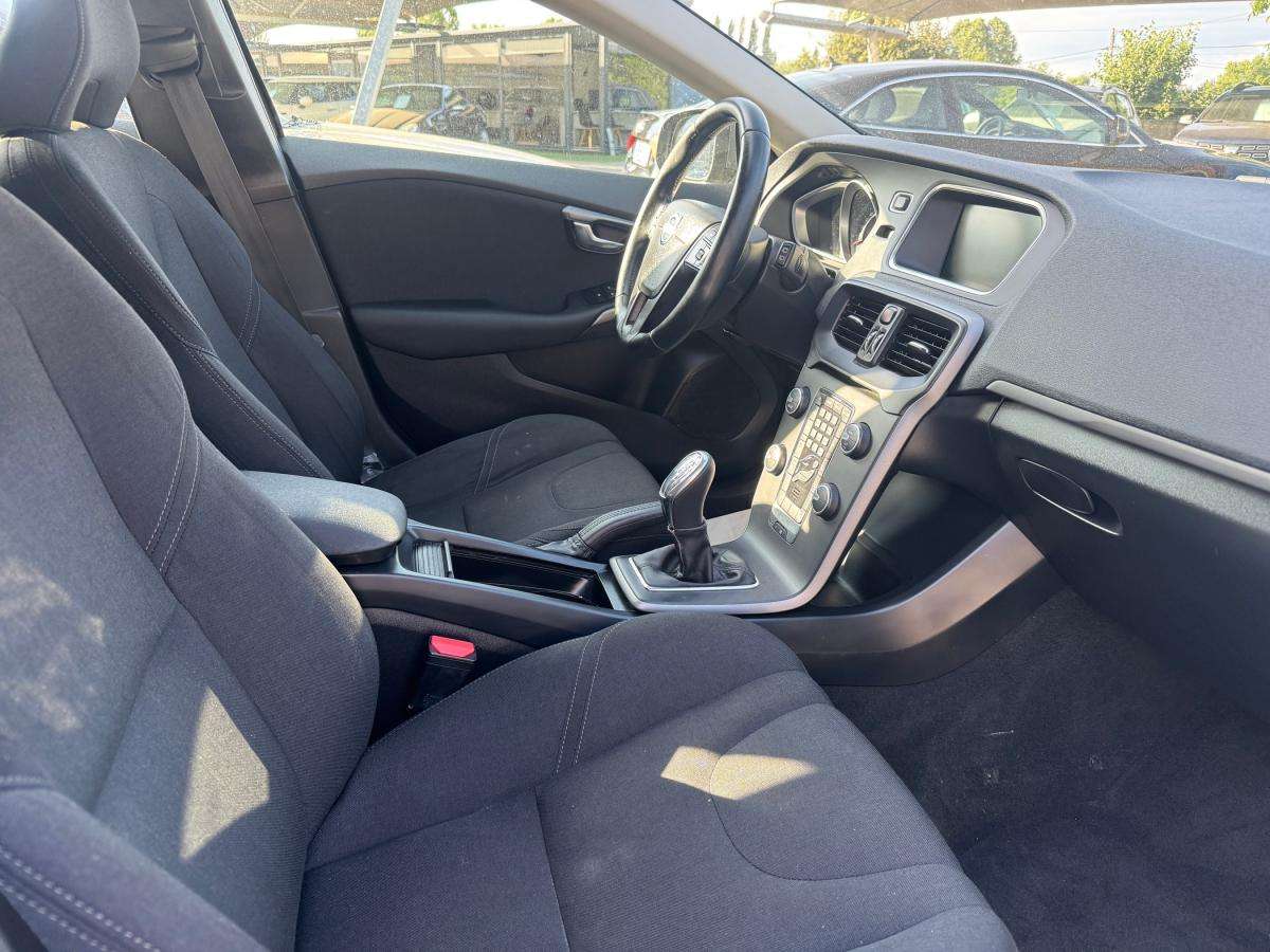 volvo-v40-2015-diesel-1560cc