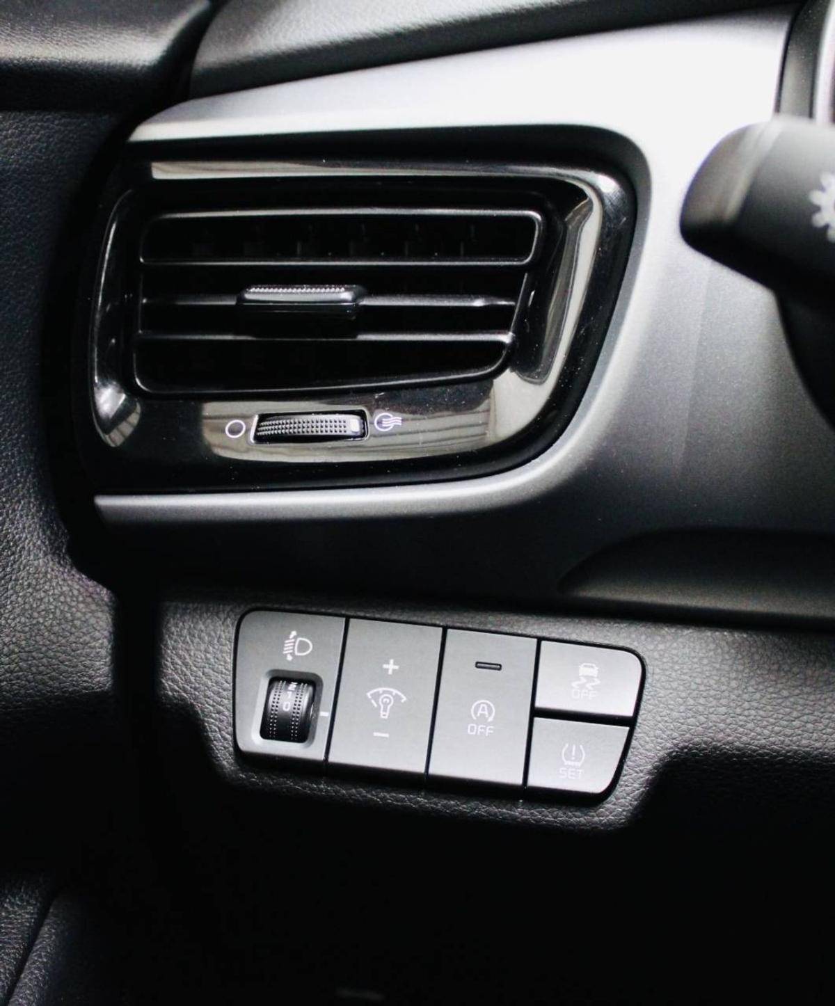 kia-stonic-2025-gasolina-1197cc