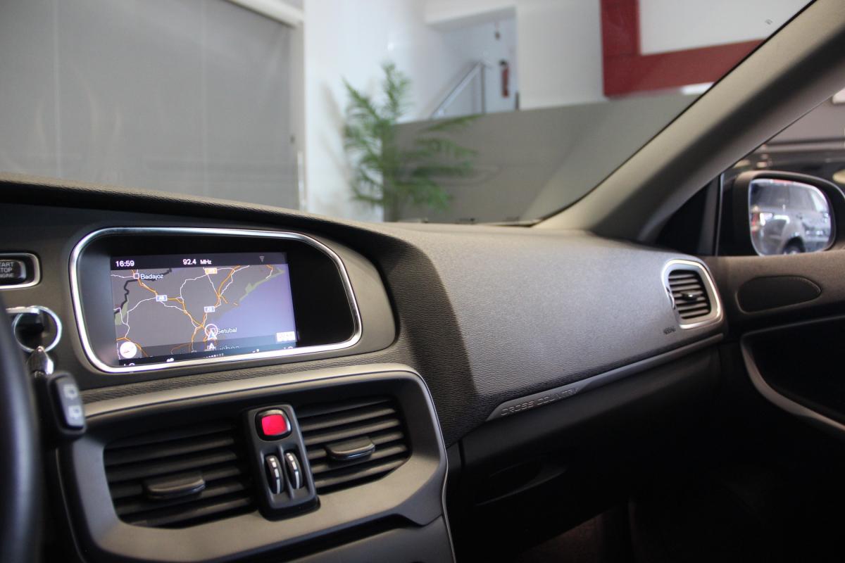 volvo-v40-cross-country-2018-diesel-1969cc