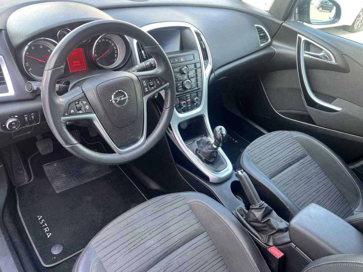 opel-astra-sport-tourer-2014-diesel-1598cc