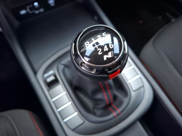 hyundai-kauai-2024-gasolina-998cc