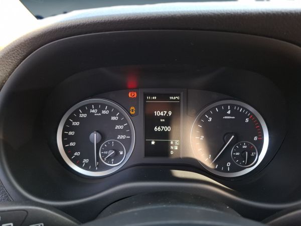 mercedes-benz-vito-2023-diesel-1950cc