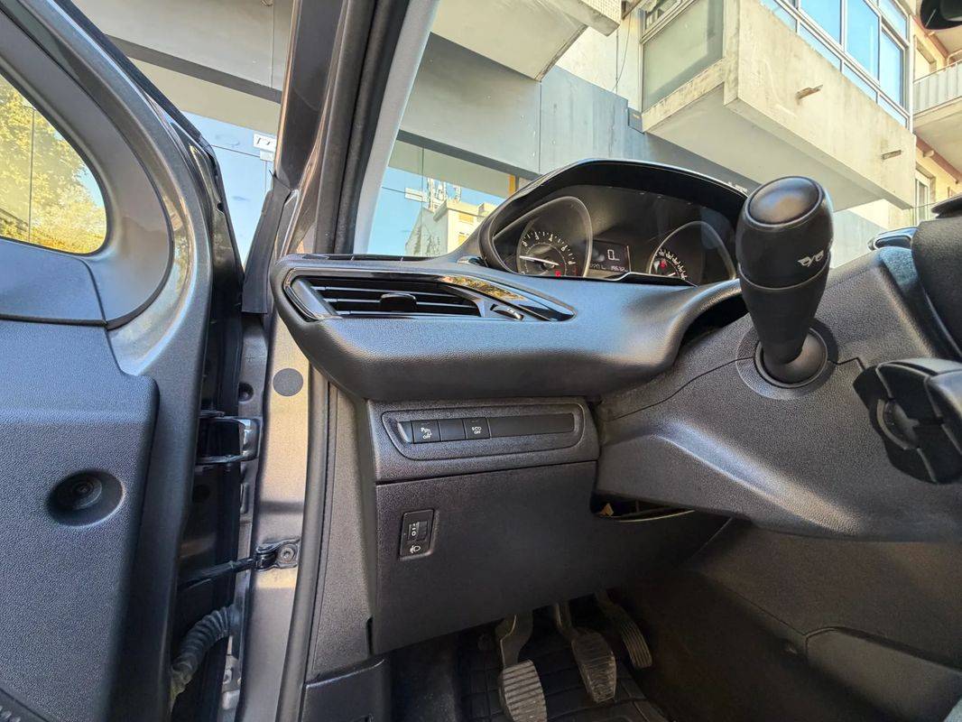 peugeot-208-2018-gasolina-1199cc