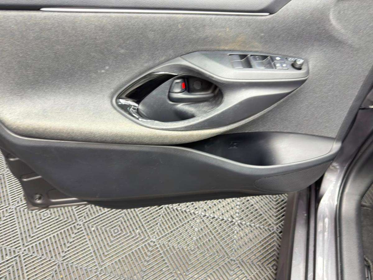 toyota-yaris-2022-hibrido-a-gasolina-1490cc