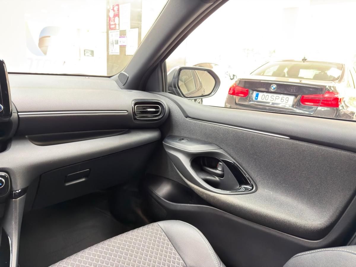 toyota-yaris-2022-hibrido-a-gasolina-1490cc