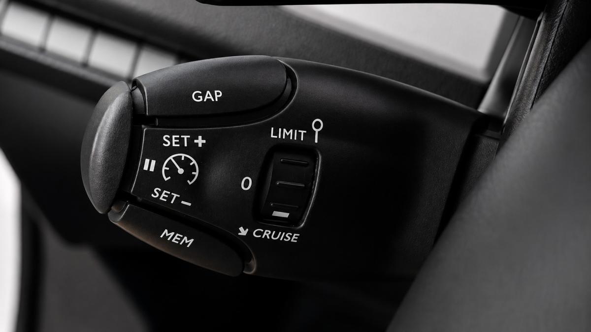 opel-vivaro-2023-diesel-2000cc