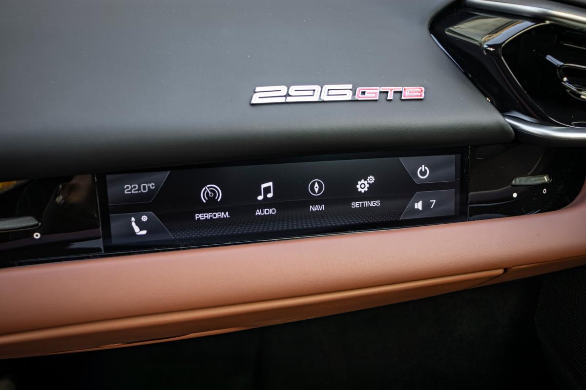 ferrari-296-2023-hibrido-a-gasolina-2992cc