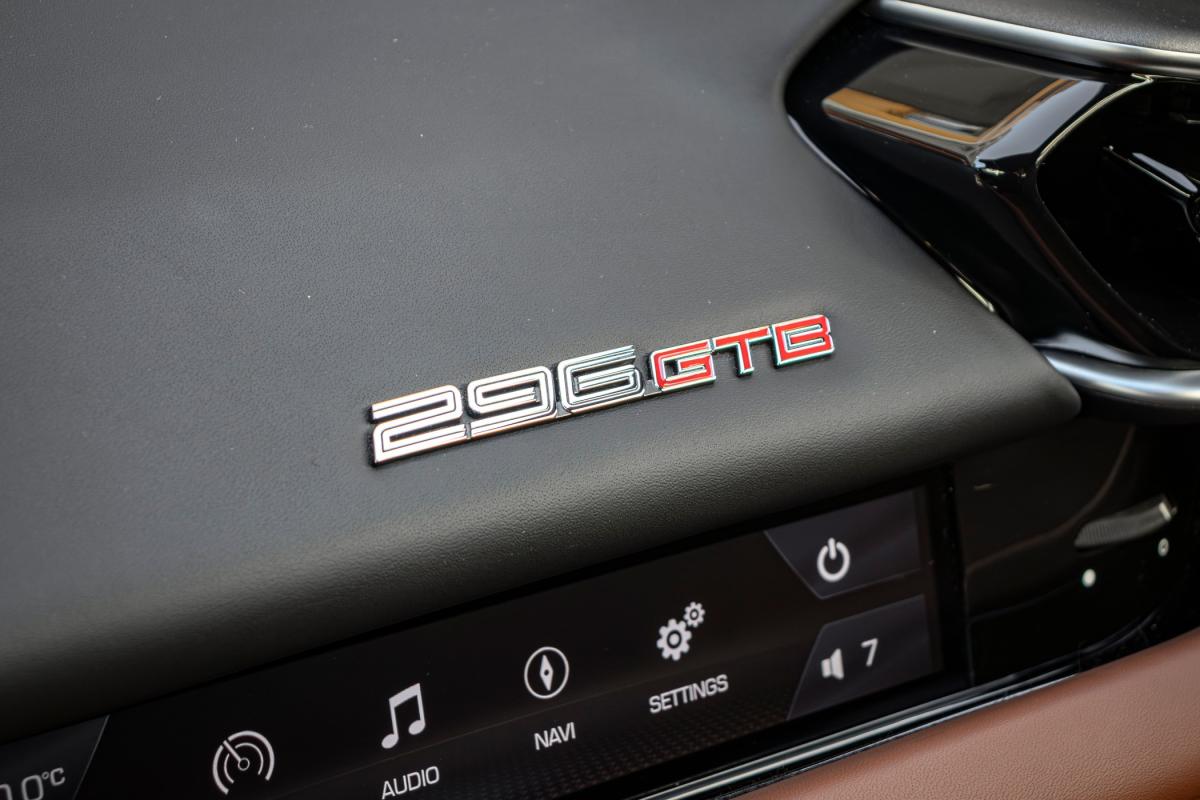 ferrari-296-2023-hibrido-a-gasolina-2992cc