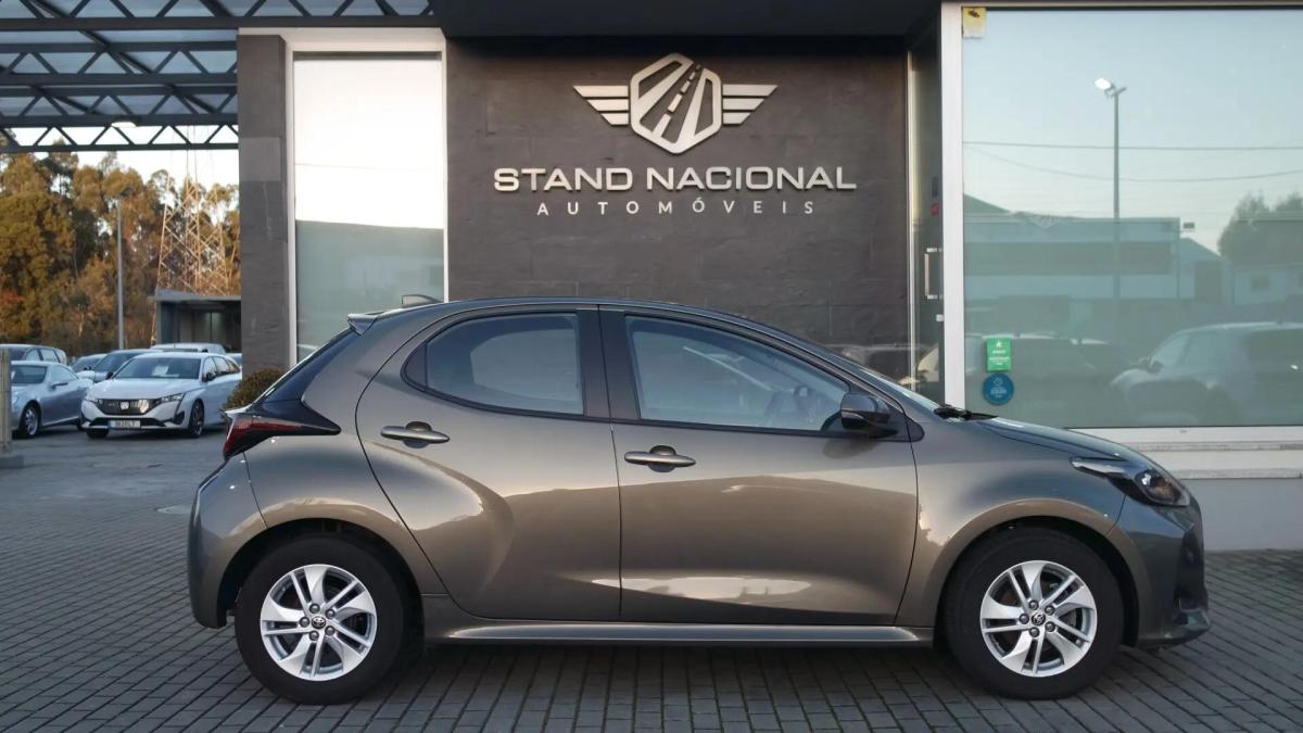 toyota-yaris-2022-hibrido-a-gasolina-1490cc