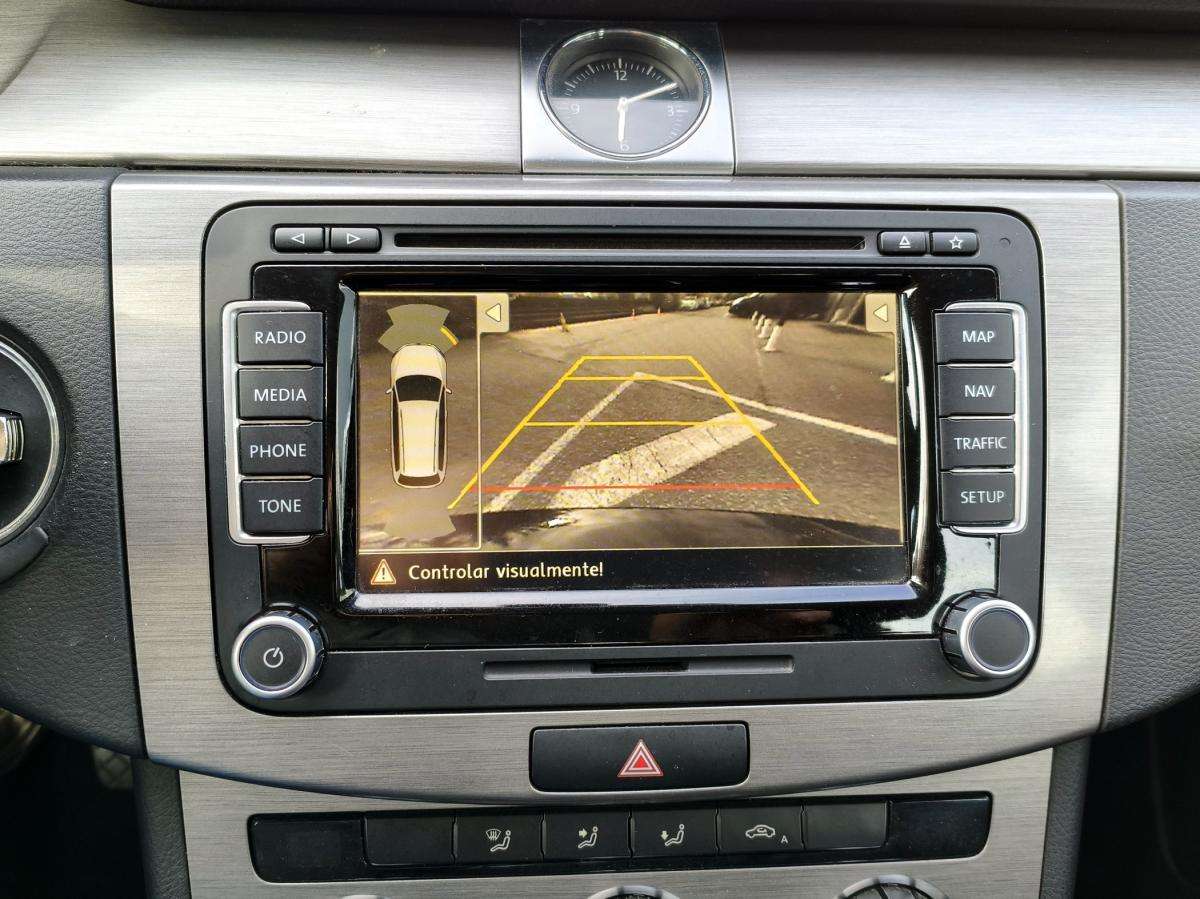 volkswagen-passat-variant-2012-diesel-1598cc