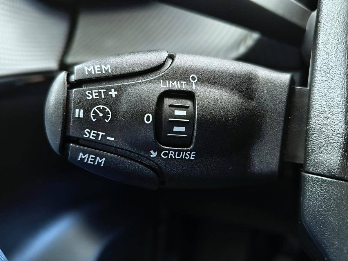 peugeot-208-2023-gasolina-1199cc