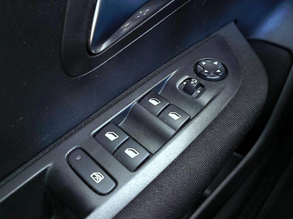 peugeot-208-2023-gasolina-1199cc