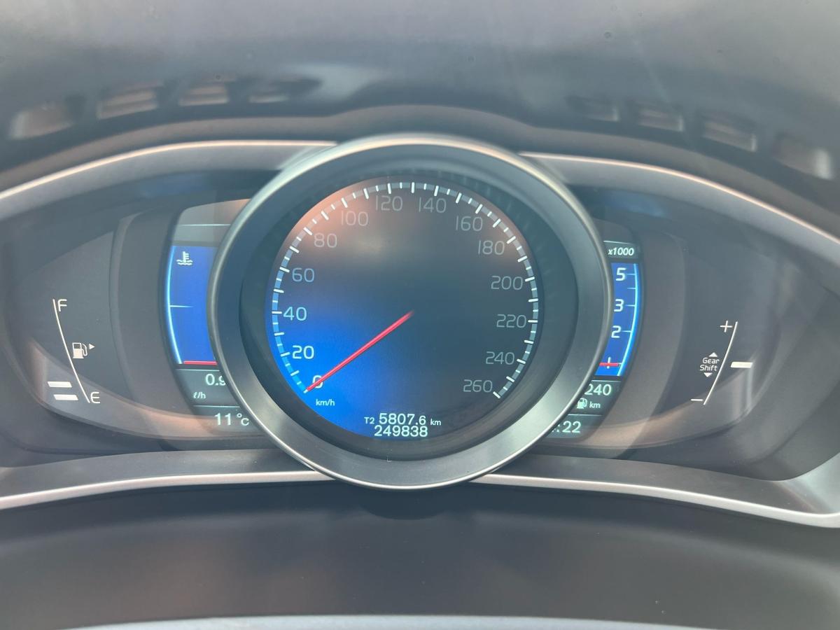 volvo-v40-2013-diesel-1560cc
