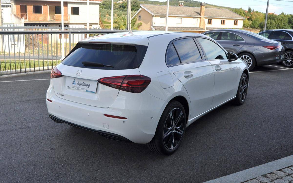 mercedes-benz-classe-a-2023-hibrido-a-gasolina-1331cc